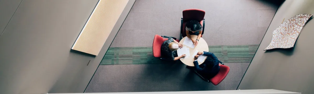 3 people having a meeting