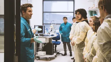 Researcher at the Eccles Institute of Neuroscience students from the National Youth Science Forum 2023 Year 12 Program.